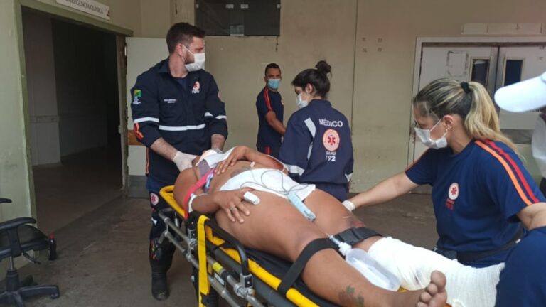 Colisão entre moto e camionete deixa duas mulheres desmaiadas em via da capital