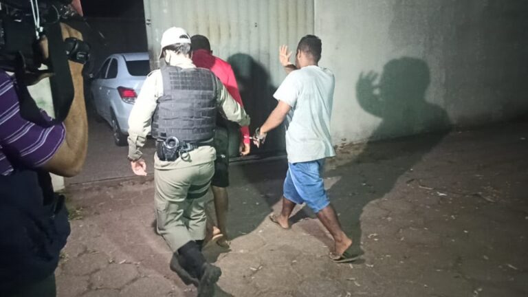 Ao fazer ‘corrida’ no Acre, motorista cai em blitz e descobre que transportava trio de criminosos e encomenda perigosa