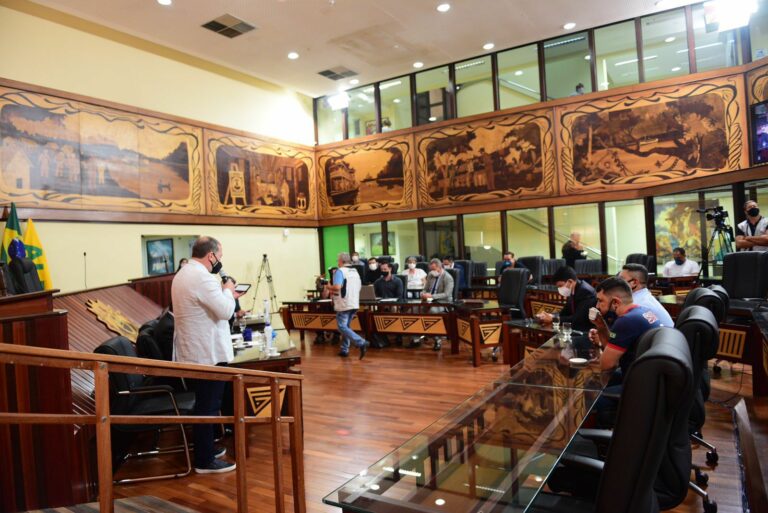 Funcionários do Igesac usam tribuna da Aleac e pressionam deputados