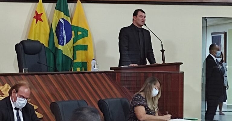 Vestido de preto, Duarte questiona Gladson por edital da Polícia Civil: “Demorou três anos para achar erro”