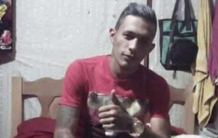 Em casa de amigo, jovem é morto a tiros e perfurado com várias facadas no interior do Acre