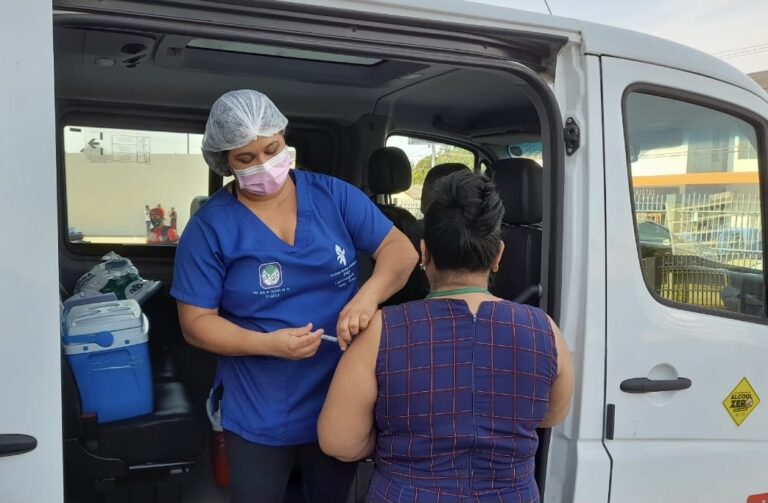 Prefeitura vacina funcionários das empresas de Cruzeiro do Sul; confira