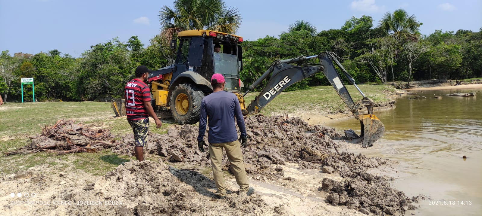 Prefeitura recolhe entulhos e faz limpeza no Igarapé Preto