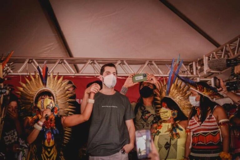 Maria Gadú, Vitão e Alok visitam acampamento indígena em Brasília; veja fotos