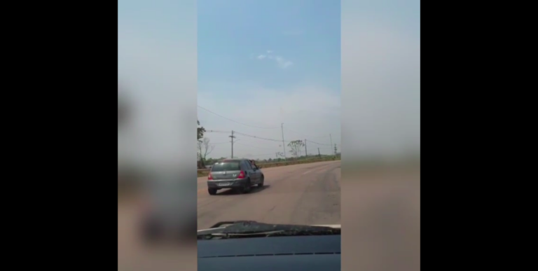 Vídeo: criança de cerca de 2 anos sendo transportada com a cabeça para fora de carro em movimento na Capital