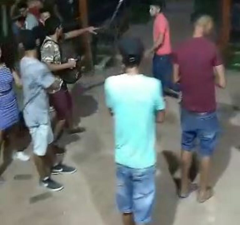 Praça de Sena Madureira é palco de pancadaria e cenário parece de guerra; veja vídeos