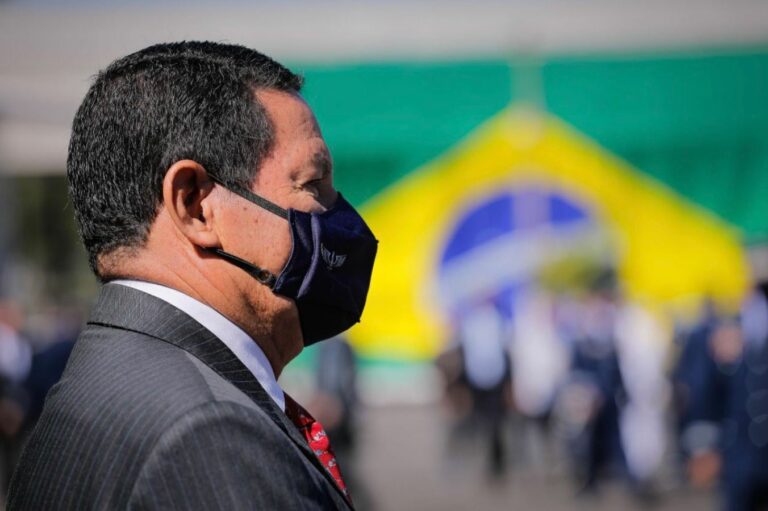 Após ser aconselhado a renunciar, Mourão diz que segue no governo ‘até o fim’