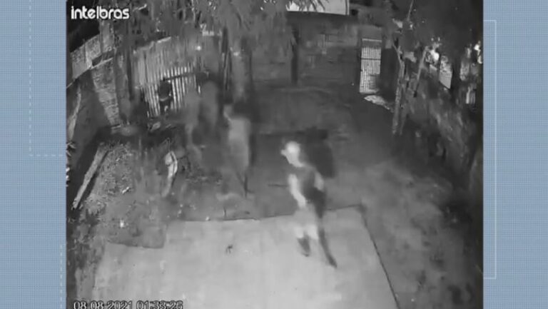 Câmeras registram momento em que homens invadem casa e matam servente de obras
