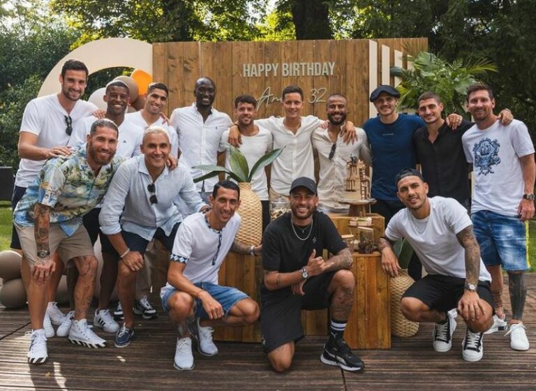 Cadê Mbappé? Elenco do PSG posa em aniversário, e fãs reparam ausência do atacante
