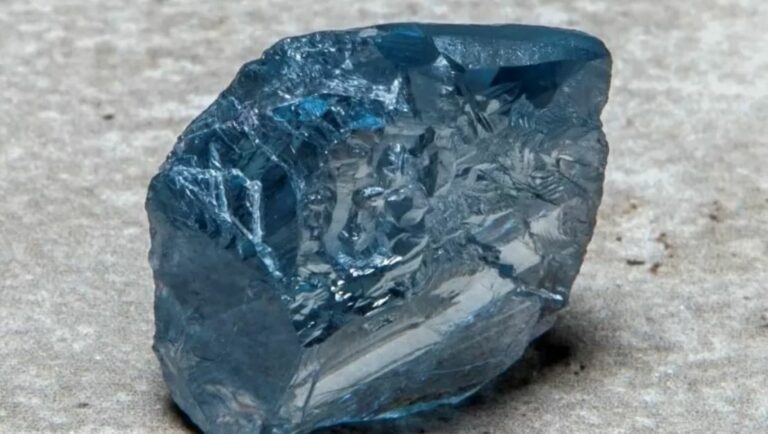 De safira a meteorito, sortudos mudam de vida achando pedras preciosas