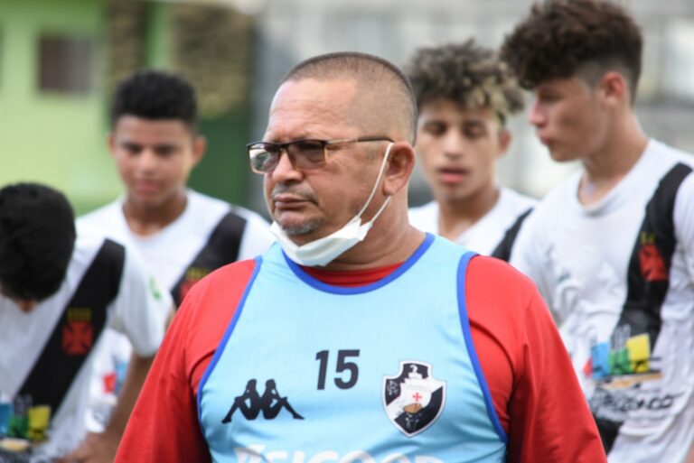 Às vésperas de jogo contra o Flamengo, técnico do Vasco-AC deixa time