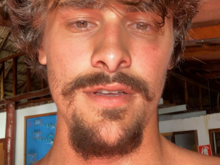 Ex de Sasha posa sem camisa e volume indiscreto rouba a cena