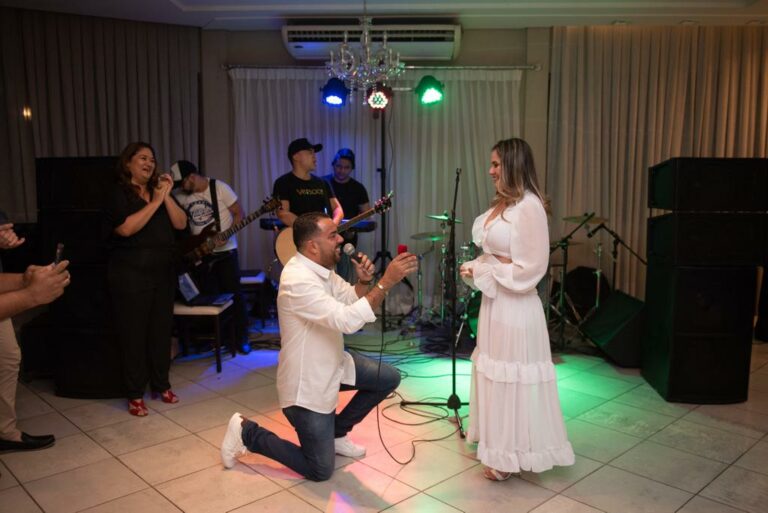 Acreana é surpreendida na sua festa de aniversário com pedido de casamento e emociona convidados; confira