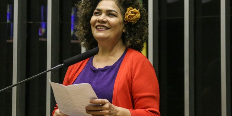 Ao afirmar que preço de combustíveis aumentaram 12 vezes, Perpétua diz que alta tem culpado