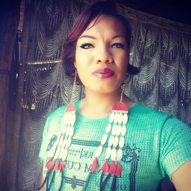 Conheça a vida da indígena transexual  que assumiu o posto de cacique no lugar do pai