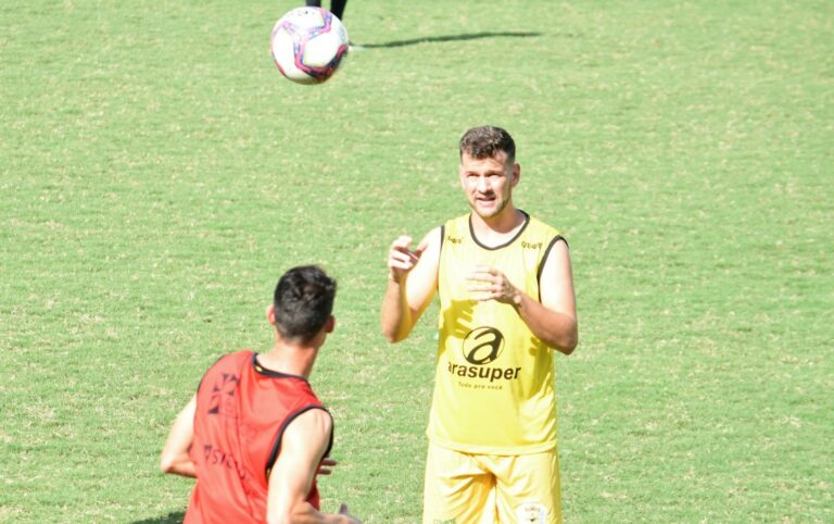 Galvez confirma saída de quatro jogadores e contratação de dois meias