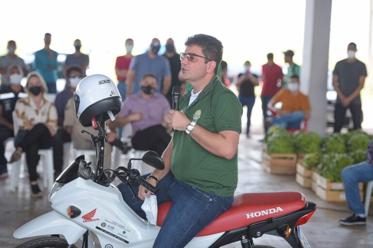 Estado entrega quase 60 motocicletas para trabalho de assistência técnica rural no Acre