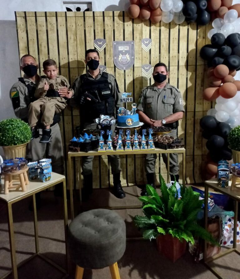 Vídeo: Criança que é fã da PM no Acre comemora aniversário ao lado de agentes e se emociona