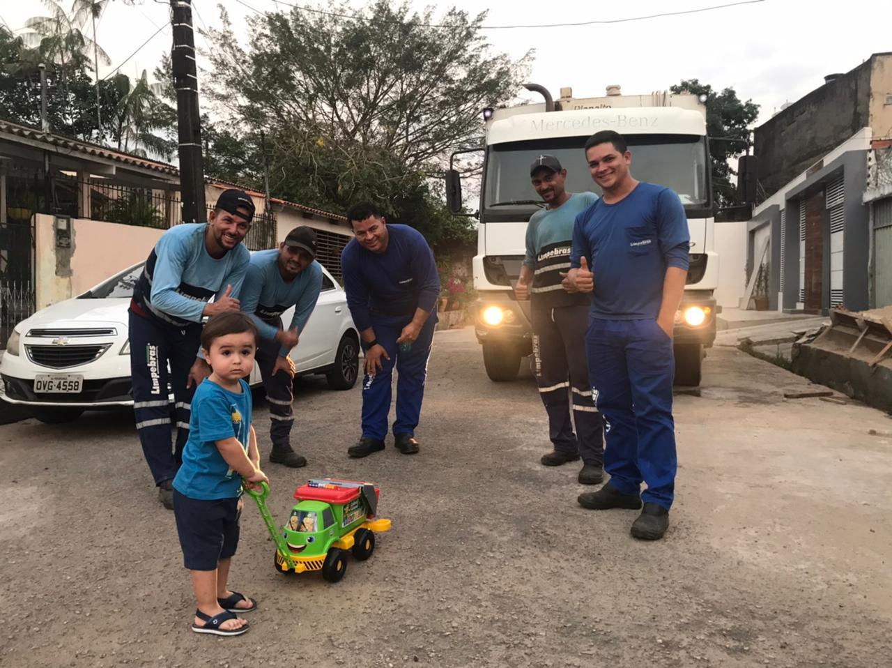 Criança decide comemorar aniversário com garis no AC: “Fica na esperança de vê-los todos os dias”