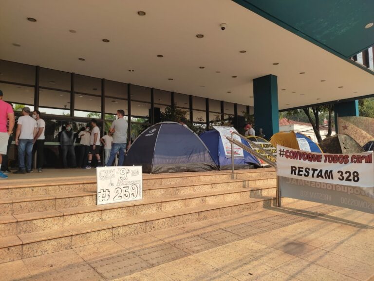 Cansados de promessa, aprovados no cadastro de reserva vão manter acampamento: “Só a publicação no Diário nos tira daqui”