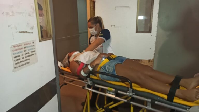 Enfermeira é arremessada para fora de carro ao capotar veículo na Baixa Verde