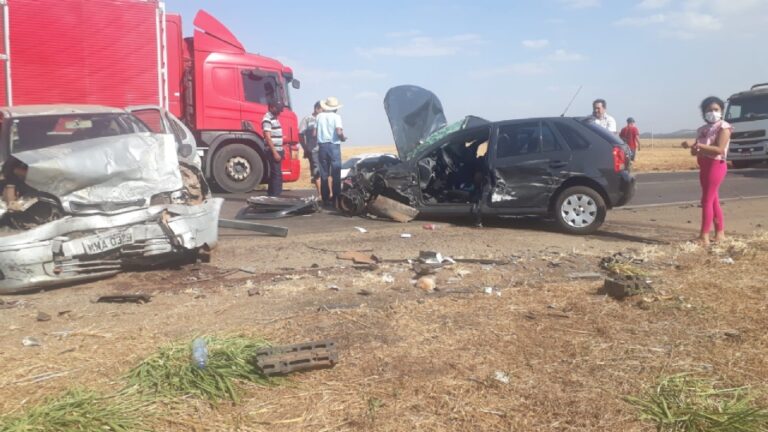 Três pessoas morrem após grave acidente entre dois veículos na BR-364; fotos