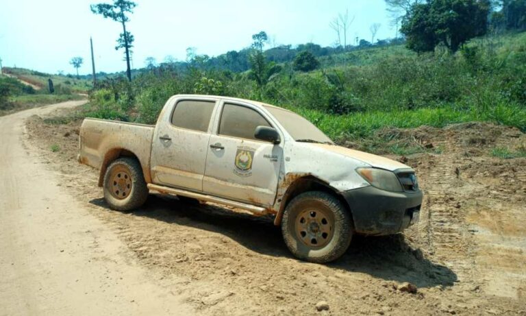 Caminhonete da Câmara Municipal é abandonada em ramal e moradores denunciam