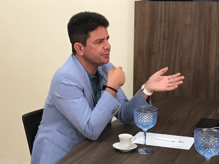 Ao contrário de Bolsonaro, Gladson afirma que deve sancionar projeto que obriga as escolas a fornecerem absorventes