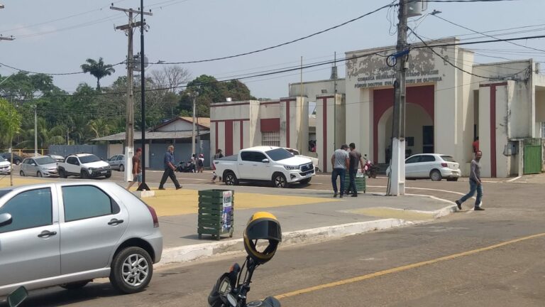 PF prende 11 marceneiros acusados de trabalharem com madeira ilegal, em Brasiléia; vídeo