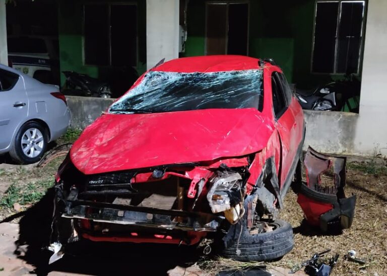 Grupo assalta casa, rouba carro e capota o veículo durante a fuga no interior do AC