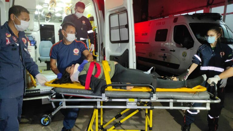 Acidente na Corrente: carro bate em moto por trás, grávida bate cabeça no asfalto e vai parar no PS