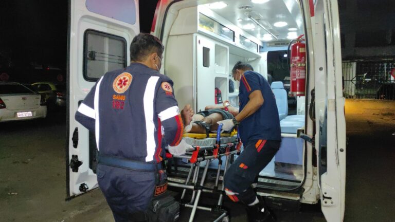 Colisão entre carro e moto deixa homem com cortes profundos e fratura na perna, em Rio Branco