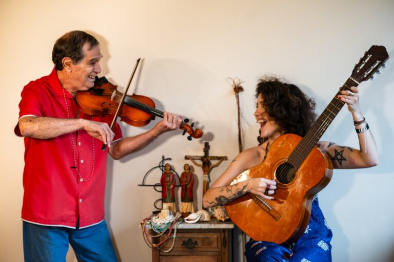 Tempos difíceis no Brasil trazem de volta a música de protesto