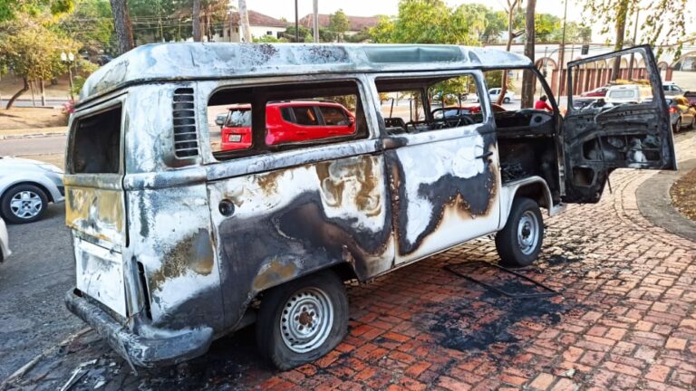 Vídeo: veículo da Prefeitura de Rio Branco pega fogo no Parque da Maternidade