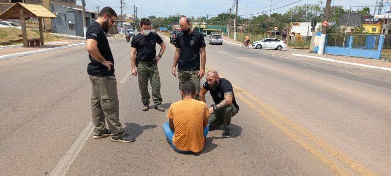 Homem senta no meio da Avenida Ceará e fica esperando ser atropelado por carro; vídeo