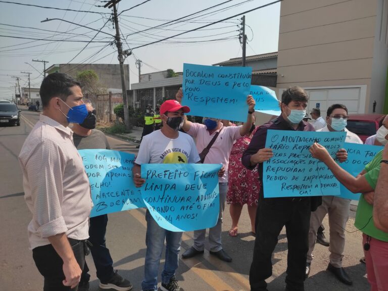 Presidentes de bairros fazem ato em frente à Câmara contra impeachment de Bocalom: “Deixem o homem trabalhar”