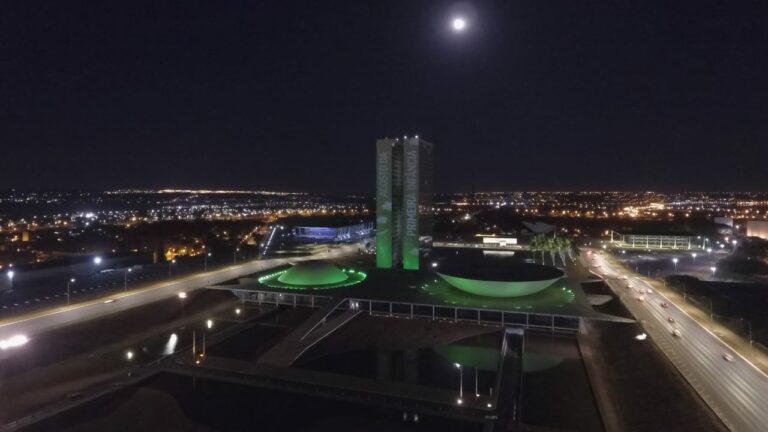 Brasileia recebe projeção urbana para marcar o mês da Primeira Infância