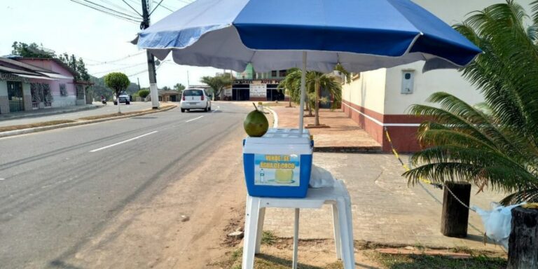 Água de coco tem se tornado fonte de renda para vendedores ambulantes de Cruzeiro do Sul
