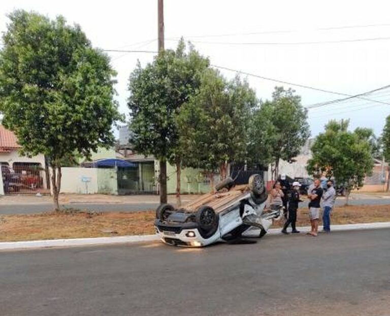 Carro capota ao ser atingido por caminhonete da Câmara de Vereadores