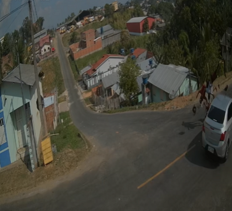 VÍDEO: Homens tentam fugir da polícia com moto roubada, mas se envolvem em acidente no interior do Acre