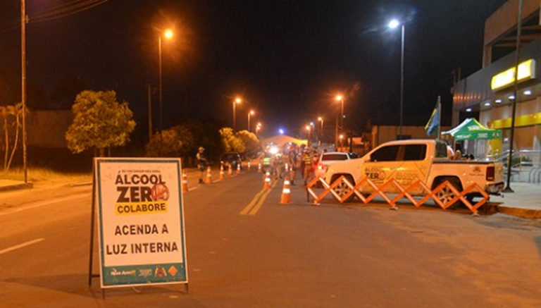 Casal acreano exagera na bebida alcoólica, cai em blitz de álcool zero e escapa do flagrante após ajuda de Padre