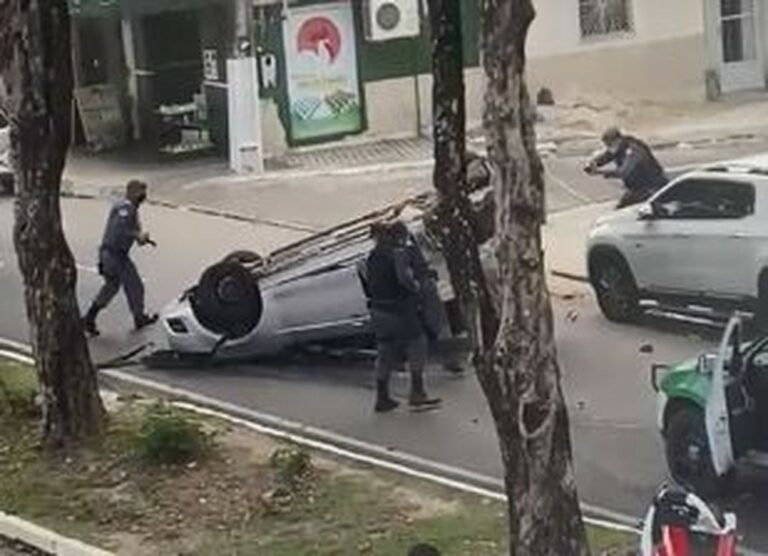 Suspeitos de roubar carro para fazer arrastão capotam veículo e são presos