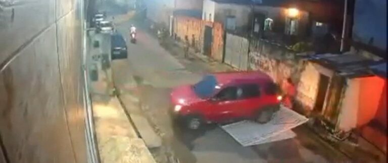 Adolescente pega carro escondido, derruba portão e atropela três crianças