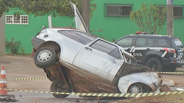 Homem morre ao colidir carro em alta velocidade em torre de transmissão de energia