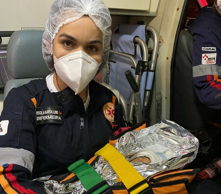 Recém-nascido de 3 dias sobrevive a acidente que matou a mãe e mais 4: ‘Conseguimos achá-lo através do choro’, diz bombeiro