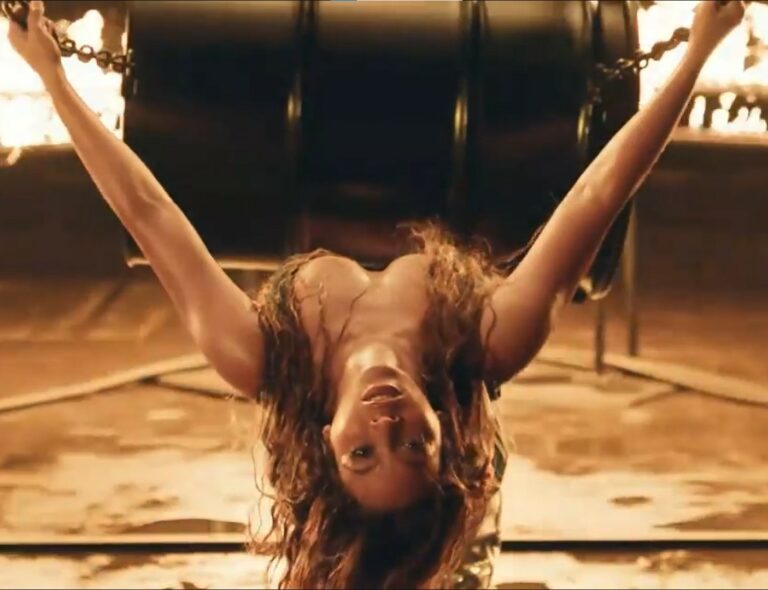 Cercada por chamas, Beyoncé posa de cowgirl e calcinha fio dental; fotos