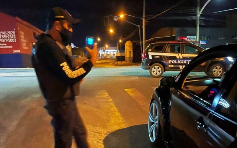 Interior: Noiva é multada por dirigir bêbada após sair do casamento, diz polícia