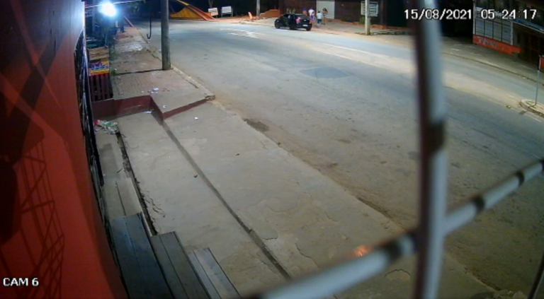 VÍDEO: Criminosos atacam contra grupo de pessoas em parada de ônibus em Rio Branco