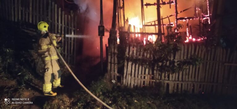 Casa é destruída por incêndio em Sena Madureira e família fica somente com a roupa do corpo