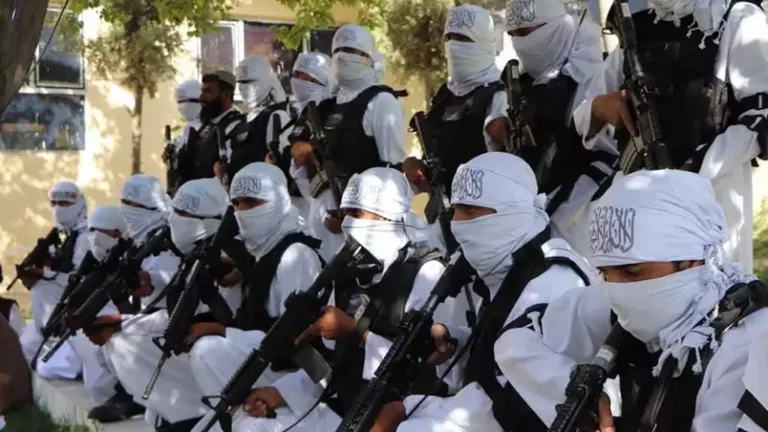 Talibã exibe armas capturadas dos Estados Unidos; veja